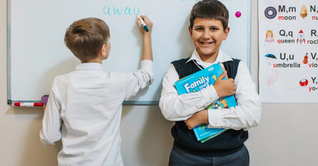 Учитель и дети на занятии